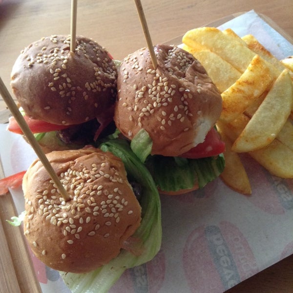 6/27/2014 tarihinde Akvile V.ziyaretçi tarafından Beeves Burger'de çekilen fotoğraf
