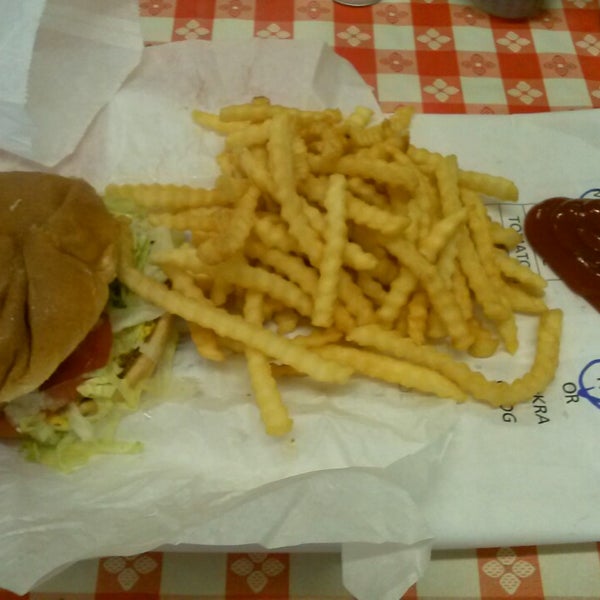3/8/2013 tarihinde david g.ziyaretçi tarafından Kincaid&#39;s Hamburgers'de çekilen fotoğraf