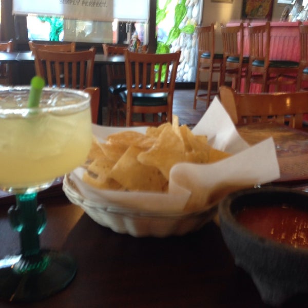 10/1/2013にGina B.がEl Jaripeo Mexican Restaurant-Little Chuteで撮った写真