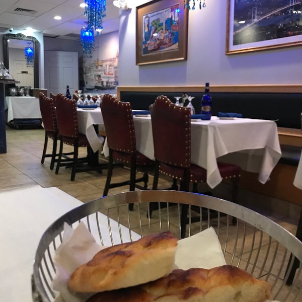 Das Foto wurde bei Istanbul Blue Restaurant von FMF . am 11/25/2018 aufgenommen