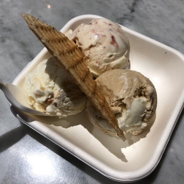 Снимок сделан в Jeni&#39;s Splendid Ice Creams пользователем Brian A. 3/26/2019