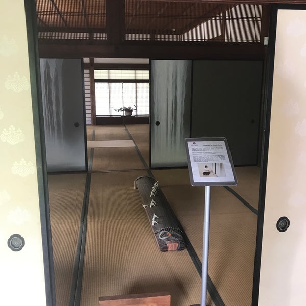 Das Foto wurde bei Shofuso Japanese House and Garden von “ 👑” am 8/16/2019 aufgenommen