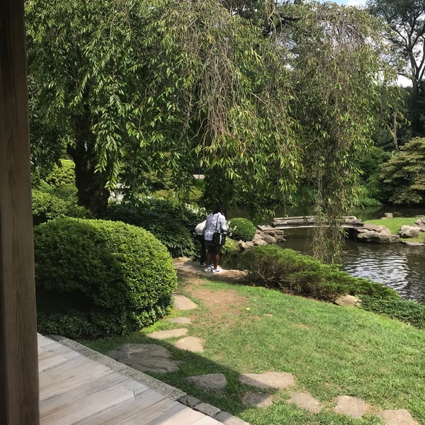 Das Foto wurde bei Shofuso Japanese House and Garden von “ 👑” am 8/16/2019 aufgenommen