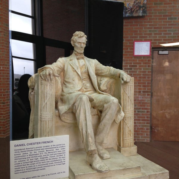 Das Foto wurde bei Abraham Lincoln Library &amp; Museum von Manda H. am 3/26/2013 aufgenommen