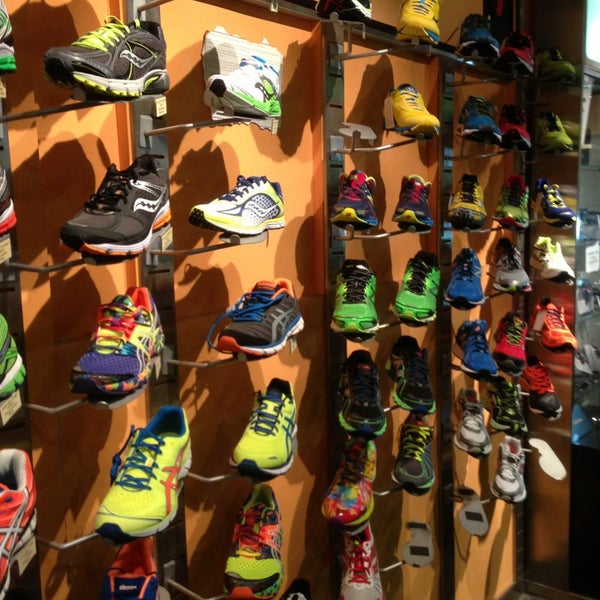 รูปภาพถ่ายที่ Running Company Madrid โดย Salvador G. เมื่อ 10/1/2013