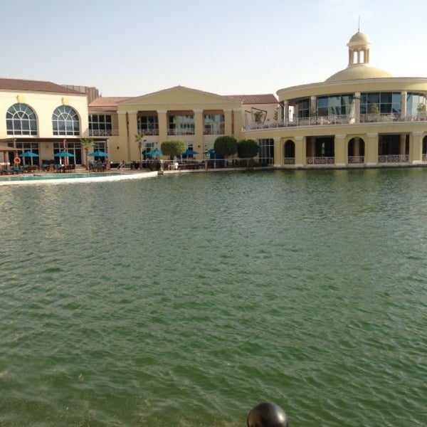 Photo prise au Courtyard by Marriott Dubai, Green Community par Zuvia F. le4/4/2013