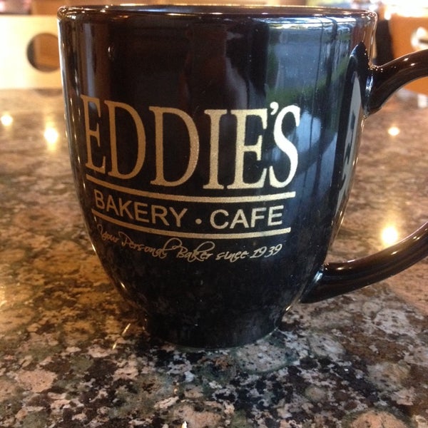 Снимок сделан в Eddie&#39;s Bakery Cafe пользователем Amy L. 10/13/2014