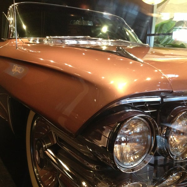 7/1/2013 tarihinde Scott A.ziyaretçi tarafından Cadillac Cafe'de çekilen fotoğraf