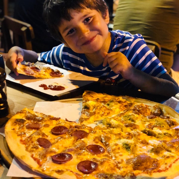 Foto scattata a Pizza Fellas da Suzan E. il 7/21/2020