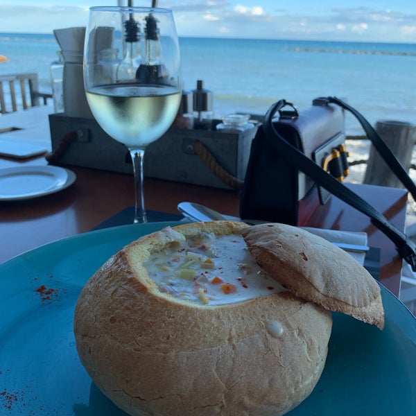 Photo prise au La Isla Beach Bar Restaurant par Irina G. le3/16/2019