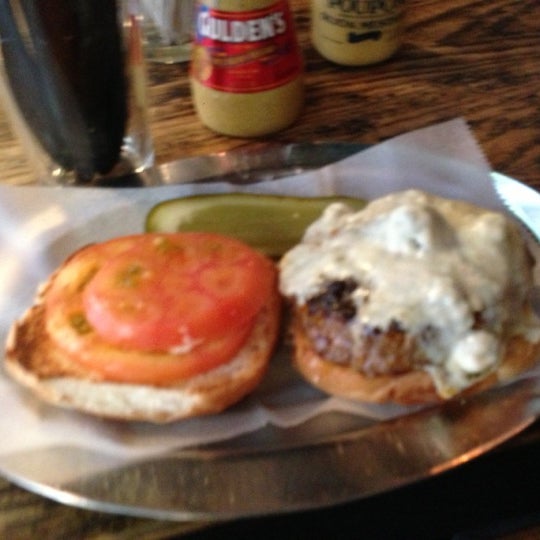 Foto tomada en Black Iron Burger  por East Village Eats el 12/14/2012