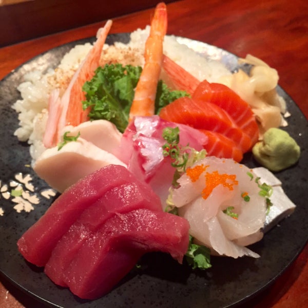 "Chirashi" (sashimi over rice) a fully perfect meal for you this afternoon 😋🍣🇯🇵🍙