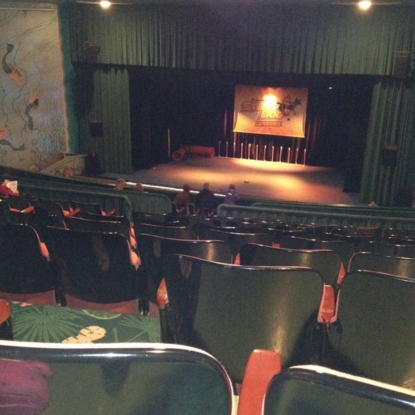 Das Foto wurde bei Admiral Theatre von Mary L. am 2/9/2014 aufgenommen