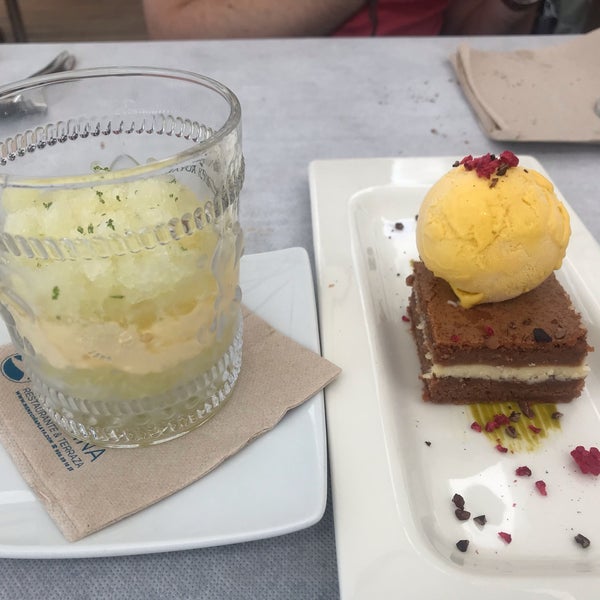 Das Foto wurde bei Menduiña Restaurante &amp; Terraza von Noelia G. am 9/14/2019 aufgenommen