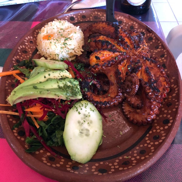 Pedir el pulpo a las brasas, es delicioso y con un sabor a carboncito