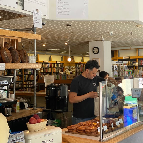 6/10/2022 tarihinde Ni L.ziyaretçi tarafından Atticus Bookstore Cafe'de çekilen fotoğraf