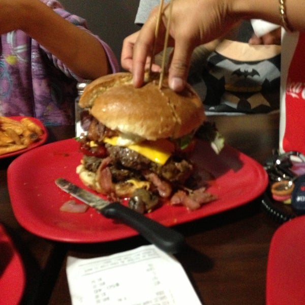 Foto tirada no(a) G Burger por Marla C. em 4/21/2013
