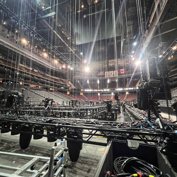 รูปภาพถ่ายที่ Prudential Center โดย Johnny S. เมื่อ 4/29/2023