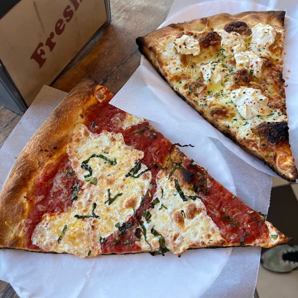 Das Foto wurde bei Williamsburg Pizza von Miya L. am 10/2/2021 aufgenommen