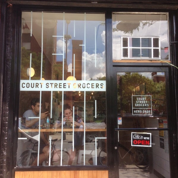 8/4/2013 tarihinde Jeremy F.ziyaretçi tarafından Court Street Grocers Hero Shop'de çekilen fotoğraf