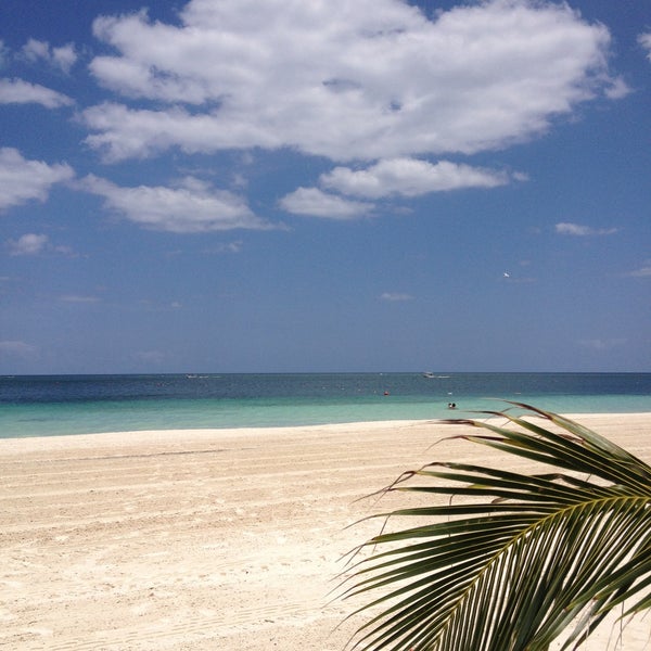 รูปภาพถ่ายที่ Único Beach โดย Danizinha เมื่อ 5/4/2013