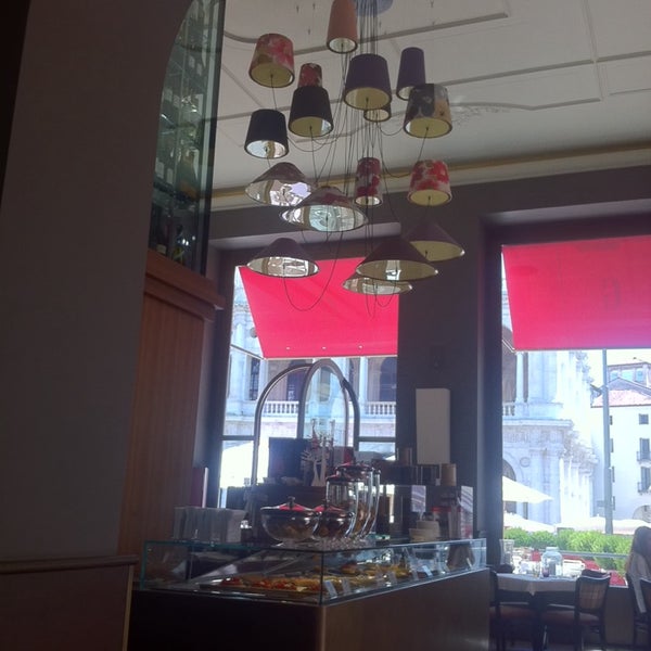 Foto diambil di Ristorante Caffé Garibaldi oleh Gianluca F. pada 7/22/2014