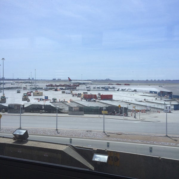 รูปภาพถ่ายที่ Radisson Hotel JFK Airport โดย David J. H. เมื่อ 4/19/2015
