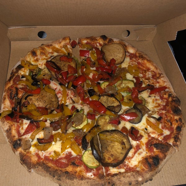 รูปภาพถ่ายที่ Mozzafiato Pizzeria โดย L.S A. เมื่อ 8/19/2021
