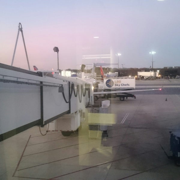 Gate C6 - Airport Gate