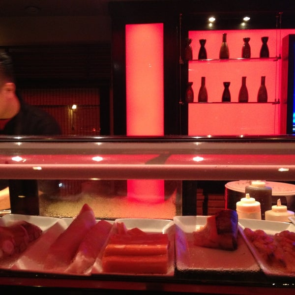 Foto tirada no(a) RED Sushi Hibachi Grill por Melissa P. em 12/20/2012