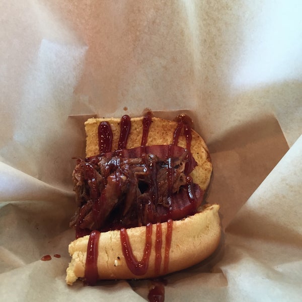 Das Foto wurde bei Harleys : A Hot Dog Revolution von Andy S. am 6/8/2015 aufgenommen