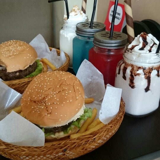 Снимок сделан в Stuff Over Burger Cafe пользователем Alyssa D. 8/18/2014