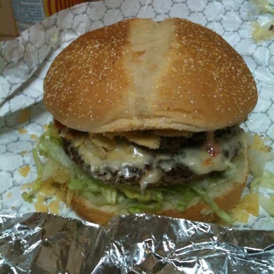 11/13/2011にDenise E.がJunior Colombian Burger - South Kirkman Roadで撮った写真