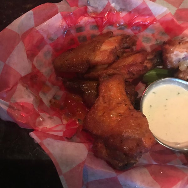 I haven’t had a chance to try enough to give a bad rating but service is great. Wings not bad or good just not worth it. Happy hour later than most places. I wouldn’t stop for more than drinks here.