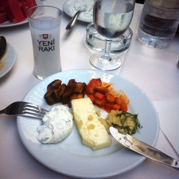 Das Foto wurde bei Seviç Restoran von Nese B. am 6/19/2013 aufgenommen