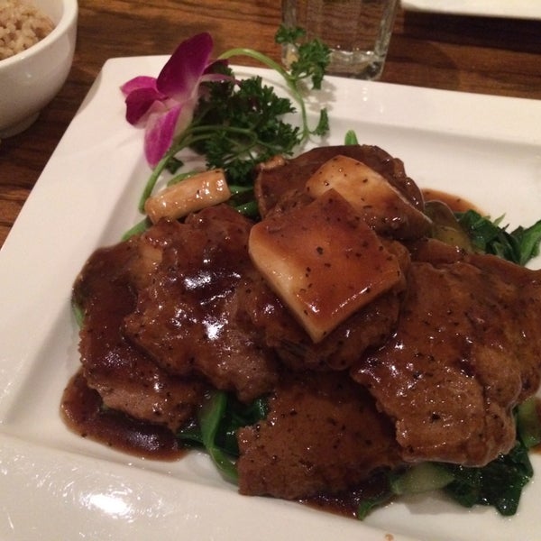 2/9/2014 tarihinde Dan B.ziyaretçi tarafından Wild Ginger Pan-Asian Vegan Cafe'de çekilen fotoğraf