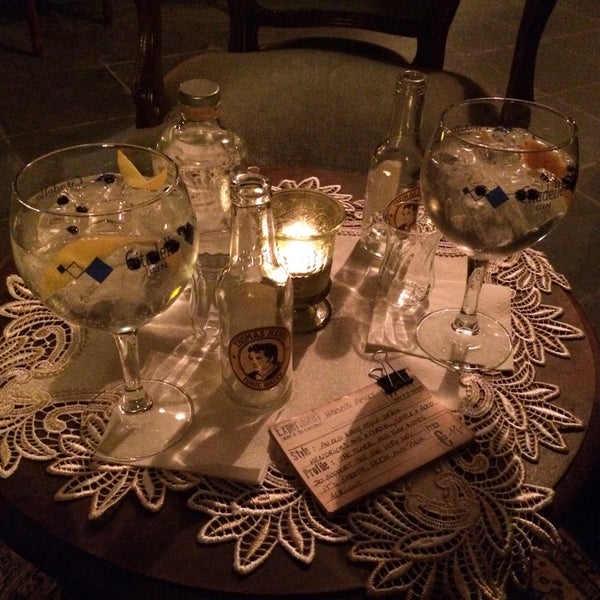 3/18/2015 tarihinde Céline V.ziyaretçi tarafından Old Fashioned Cocktail &amp; Absinthe Bar'de çekilen fotoğraf