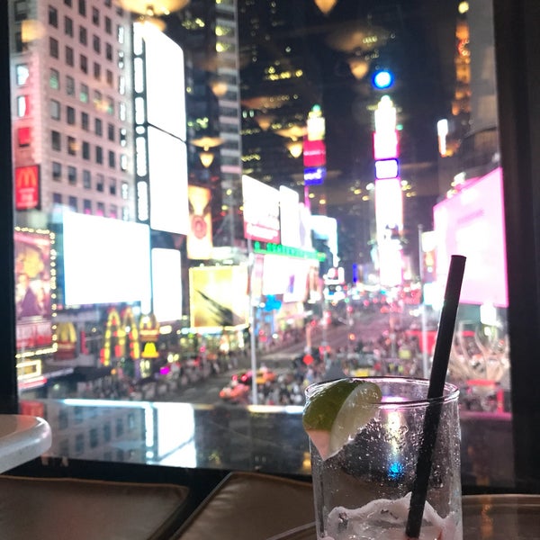 Prendre un bon cocktail avec les lumières de Times Square ...