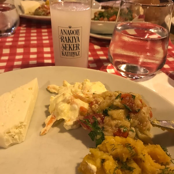 Das Foto wurde bei Asma Altı Ocakbaşı Restaurant von sinem d. am 10/14/2020 aufgenommen
