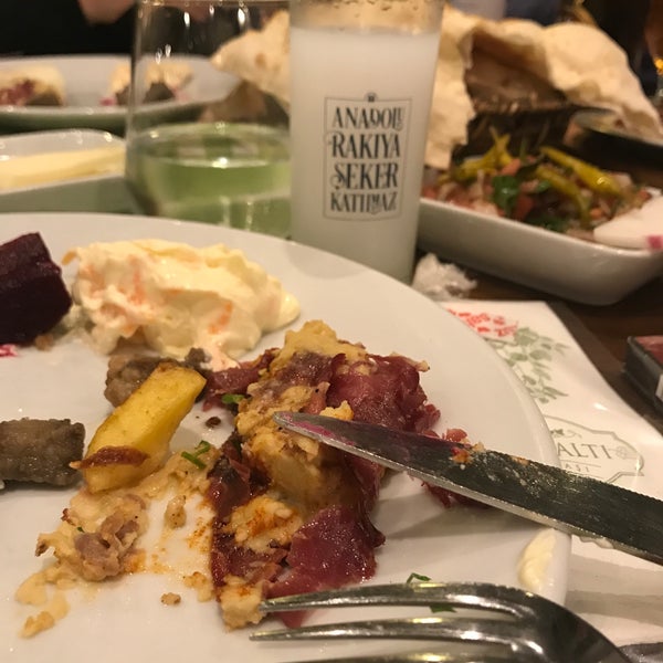 Das Foto wurde bei Asma Altı Ocakbaşı Restaurant von sinem d. am 10/31/2020 aufgenommen