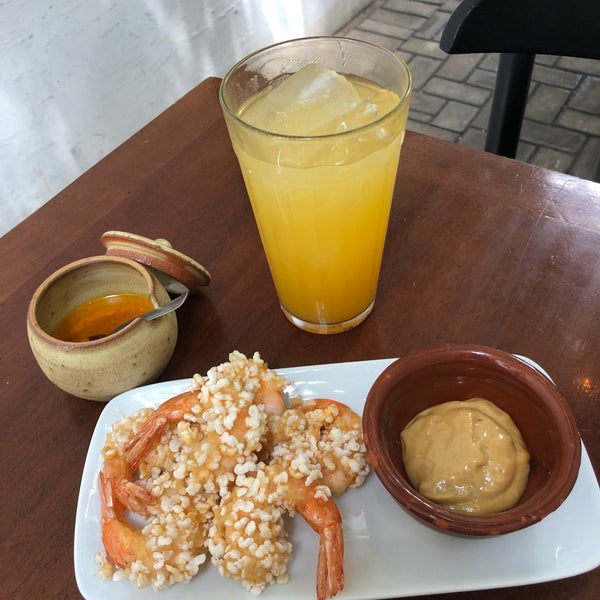 O camarão com flocos de tapioca, maionese de tucupi e acompanhado pelo drink de Jambu, realmente surpreende e não dá vontade de ir embora.