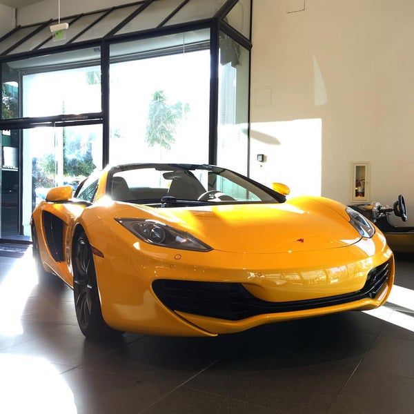 Снимок сделан в McLaren Auto Gallery Beverly Hills пользователем JayChan 12/24/2015