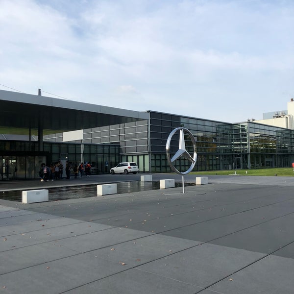 Photo taken at Mercedes-Benz Kundencenter by skt on 10/9/2018