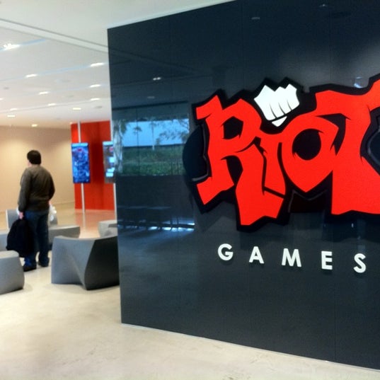 Riot games кабинет. Riot games. Rinat games. Riot games офис. Riot games логотип.