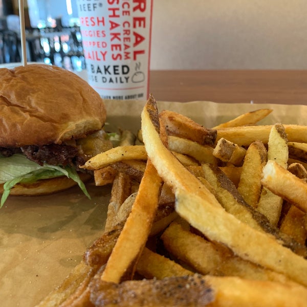 Foto tirada no(a) MOOYAH Burgers, Fries &amp; Shakes por Abdull🦅 em 6/27/2019