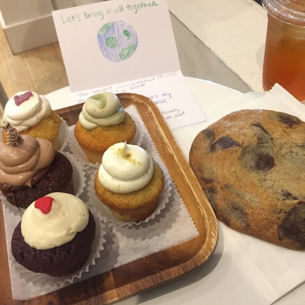 3/21/2015 tarihinde Ryan K.ziyaretçi tarafından Sweet Buttons Desserts'de çekilen fotoğraf