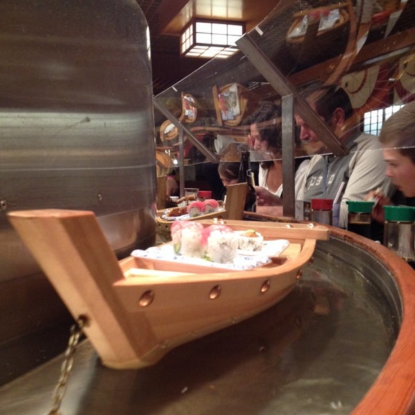 Das Foto wurde bei Sushi Boat von Diana G. am 7/20/2014 aufgenommen