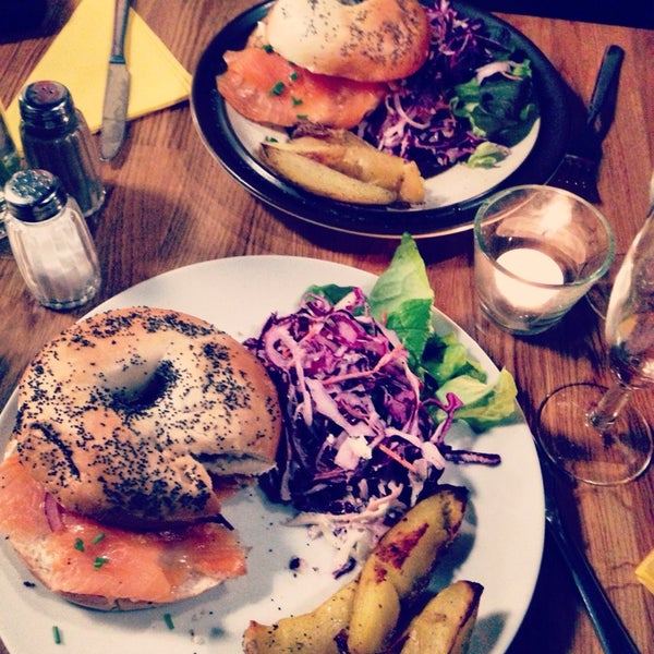 3/28/2014 tarihinde Ariane F.ziyaretçi tarafından Rachel - Bagels &amp; Burgers'de çekilen fotoğraf