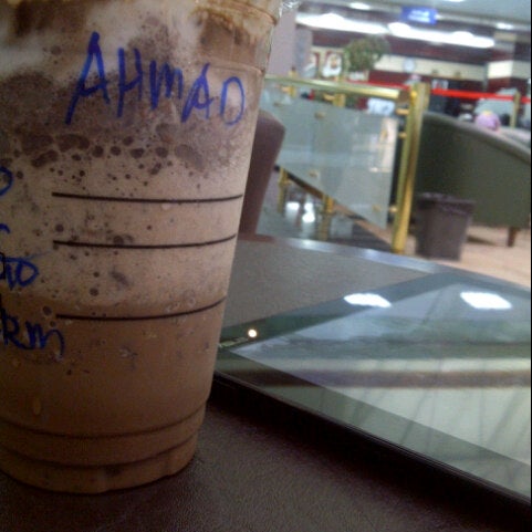 Foto tirada no(a) Starbucks por Ahmed B. em 5/9/2013