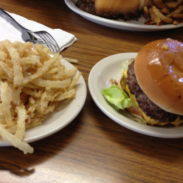Снимок сделан в Brownie&#39;s Hamburger Stand пользователем Tyler R. 12/31/2012